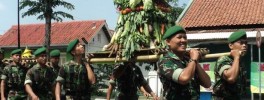 Gunungan - dalam iringan kirab budaya ruwat bumi dan pusaka panjer, 27 November 2012