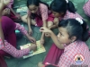 Murid SDN Karangkemiri, Karanganyar - Kebumen sedang membuat gelang sakti APA2MON