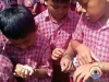 Beberapa murid antusias bermain dan berhitung perkalian Matematika menggunakan gelang sakti APA2MON