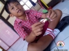 Seorang murid memperlihatkan gelang sakti dari bahan karet gelang dan potongan sedotan air minum sebagai alat peraga perkalian Matematika Alam APA2MON