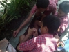 Murid SDN Karangkemiri, Karanganyar - Kebumen sedang membuat gelang sakti APA2MON