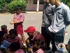 Yulius Yuwana dan Ravie Ananda sedang mempraktekan cara menggunakan gelang sakti APA2MON