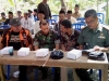 Elemen Pemuda Pancasila, Letkol. Inf. Dany Rakca Andalasawan, S. Ap, dan Danramil Alian tampak serius saat menerima penjelasan langsung tentang Buku Sejarah singkat Pertabatan Brawijaya V di Suratrunan