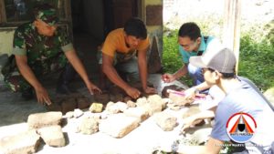 Bapak Sujono (Wakil Danramil Sruweng) ikut menginventarisasi batu bata candi gua Gadog, Sruweng - Kebumen