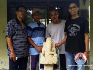 Bapak Bambang Eko S (Dinas Pendidikan Kab. Kebumen), Ravie Ananda dan penemu situs candi Gadog (Tugino dan Sujono)